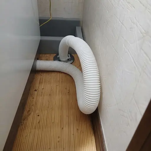 排水ホースを寝かせて高さを下げた状態